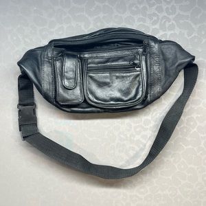 Buxton leather Fanny pack black like new